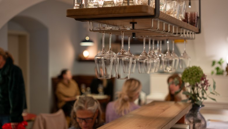 Hier sitzt man zusammen: Perfekt für kleine Feiern, Apéro-Events und gesellige Bistro-Abende auf französische Art., © La Marchande @Lily