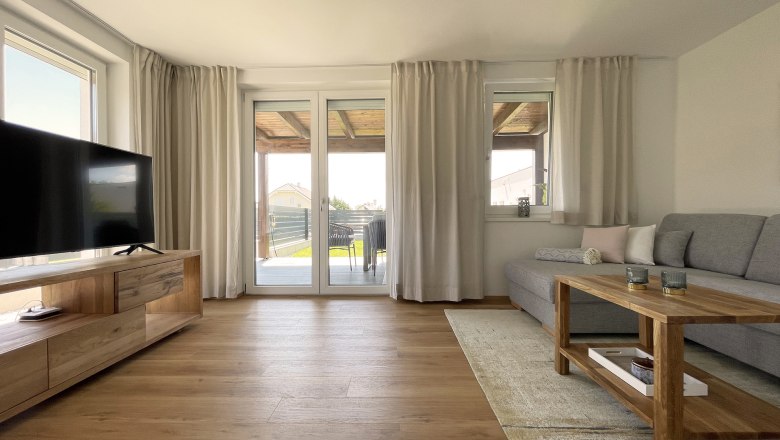 Wohnzimmer mit Zugang zur Terrasse, &copy; Kay Haderer