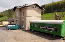 Das ehemalige Bahnhofsgebäude und ein Waggon umgebaut zur Übernachtungsmöglichkeit.