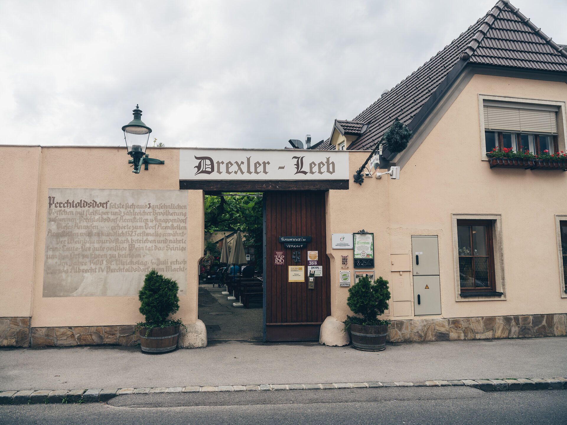 Inmitten der sanften Hügel des Wienerwaldes lädt eine einladende Weinlaube zum Verweilen ein. Hier können Besucher die köstlichen Weine der Region genießen und die malerische Aussicht auf die umliegenden Weinberge bewundern. Ein Ort der Gemütlichkeit und des Genusses, perfekt für einen entspannten Nachmittag.