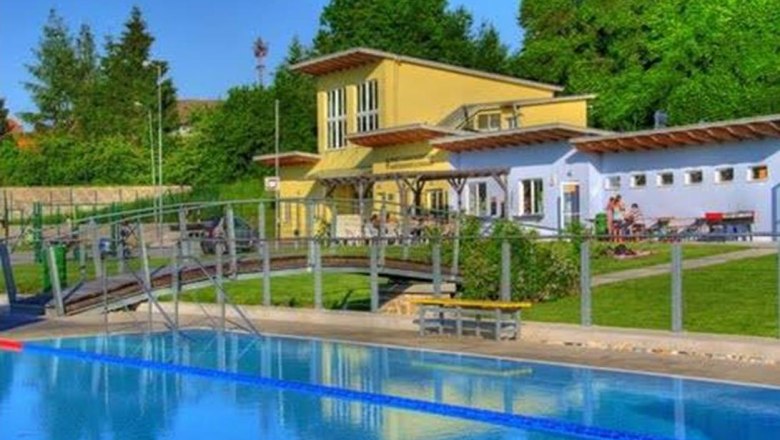 Freibad Altlengbach mit Schwimmbecken und Gebäude im Hintergrund.