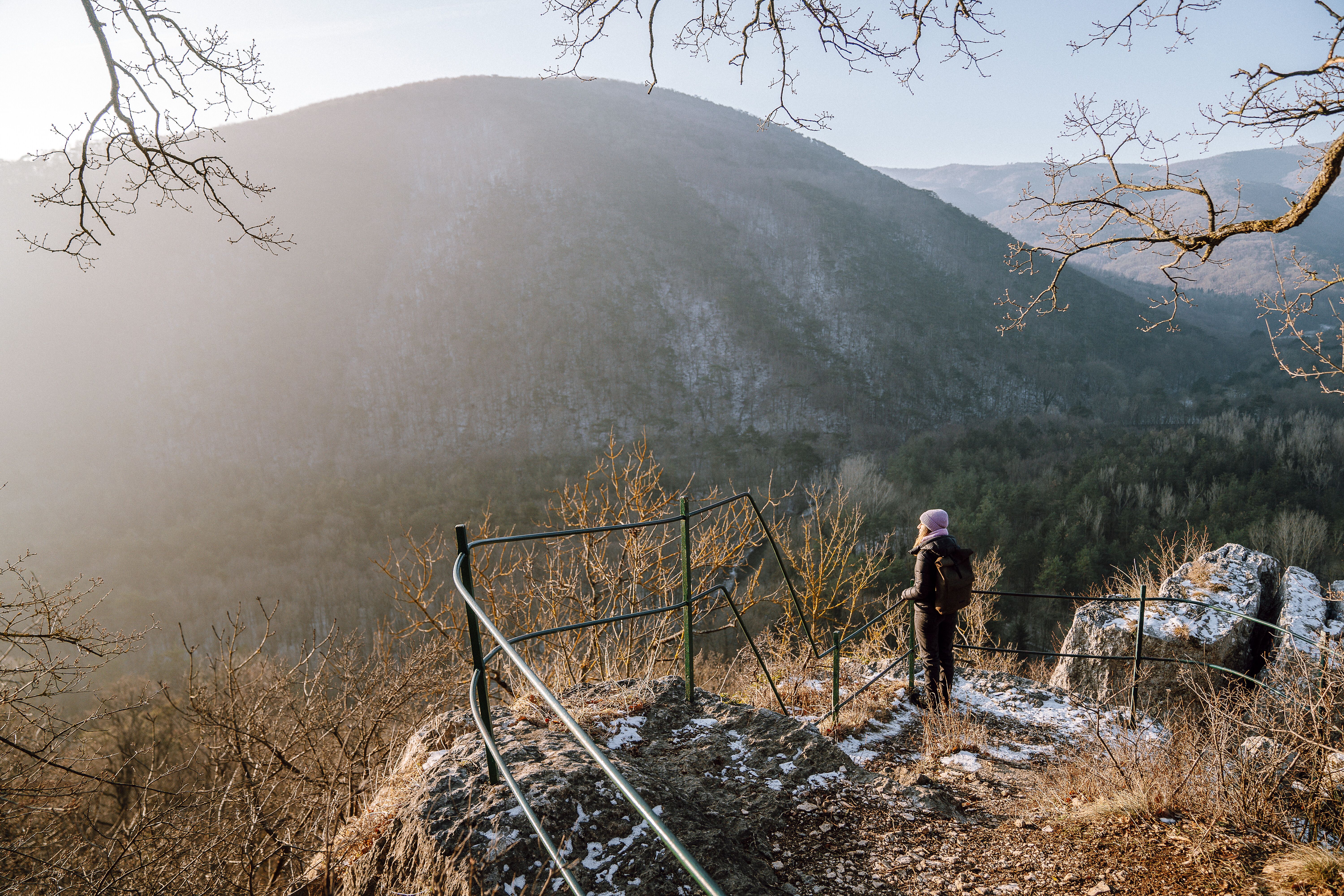 Im Winter verwandelt sich das Helenental in ein zauberhaftes Paradies, wo die schneebedeckten Stiegen aus Stein den Weg durch die stille Natur weisen. Die sanften Hügel und die klare Luft laden zu einem unvergesslichen Winterwandern ein, während die Bäume in frostigem Glanz erstrahlen.