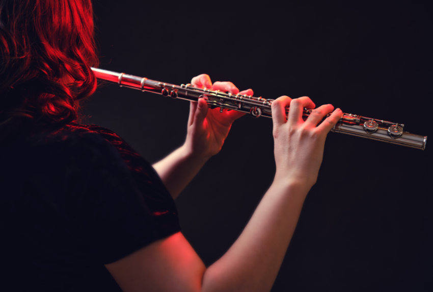Frau spielt Flöte