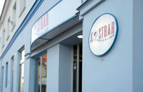 Exterior view of a building with the sign 'Kostbar'.