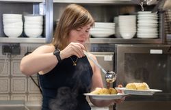 Katja Kühmayer beim Anrichten