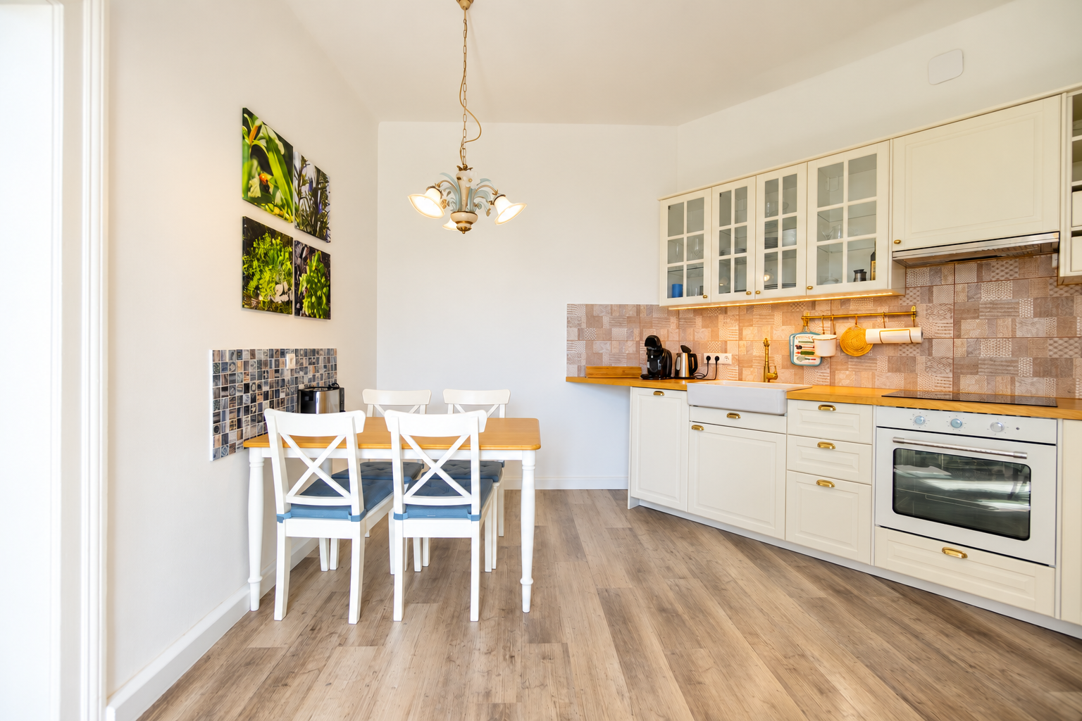 Apartment_Elsa_08_Kueche_Essbereich_Therme_entfernt