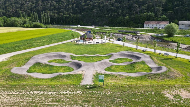 Pumptrack im Rückhaltebecken Fahrafeld