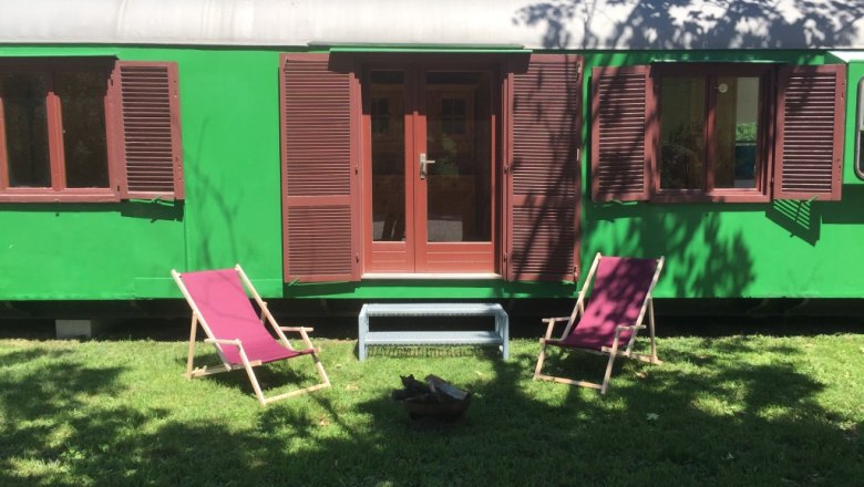 Luggage trolley with shady front garden, &copy; M. Schorn