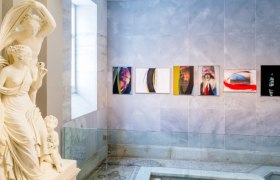 Innenansicht des Arnulf Rainer Museums mit Skulptur und moderner Kunst an der Wand.