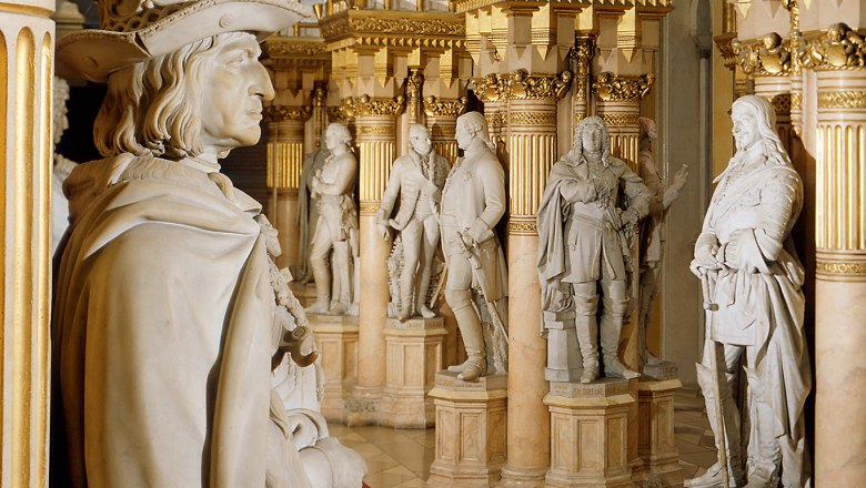 Statuen in einem prunkvollen Raum mit S&auml;ulen im Heeresgeschichtlichen Museum.