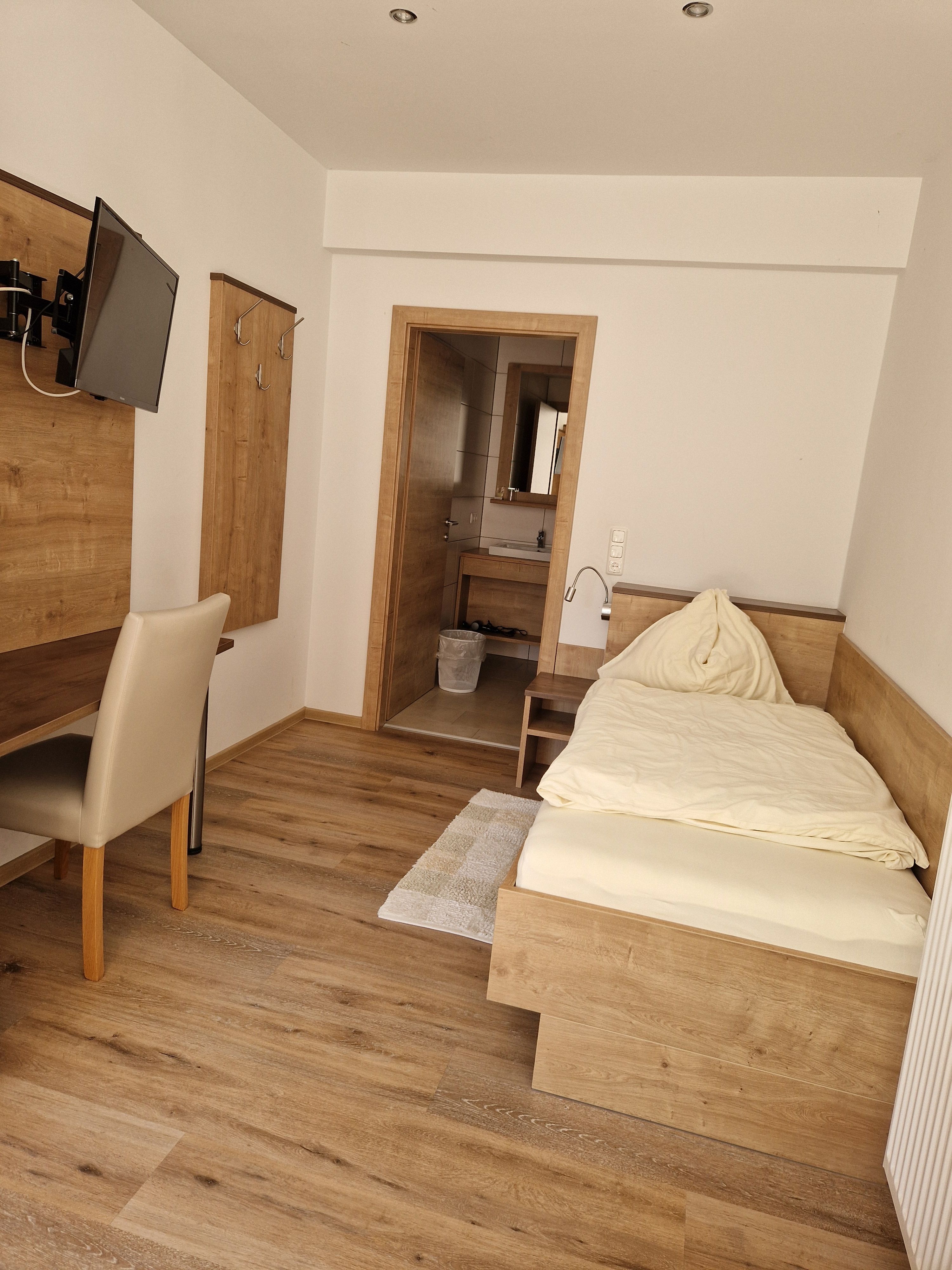 modern renoviertes Einzelzimmer