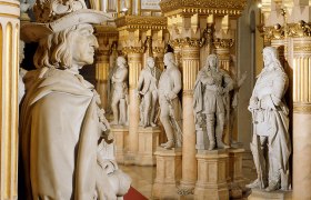 Statues in a magnificent room with columns in the Museum of Military History.