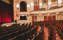 Das Stadttheater Berndorf strahlt eine elegante Atmosphäre aus, die Besucher in eine Welt voller Kunst und Kultur entführt. Die prunkvolle Architektur und die stilvollen Sitzreihen laden dazu ein, unvergessliche Aufführungen zu genießen und sich von der Magie des Theaters verzaubern zu lassen.