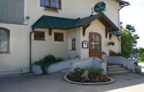 Entrance to a bed and breakfast with sign 'Almst&uuml;berl'.
