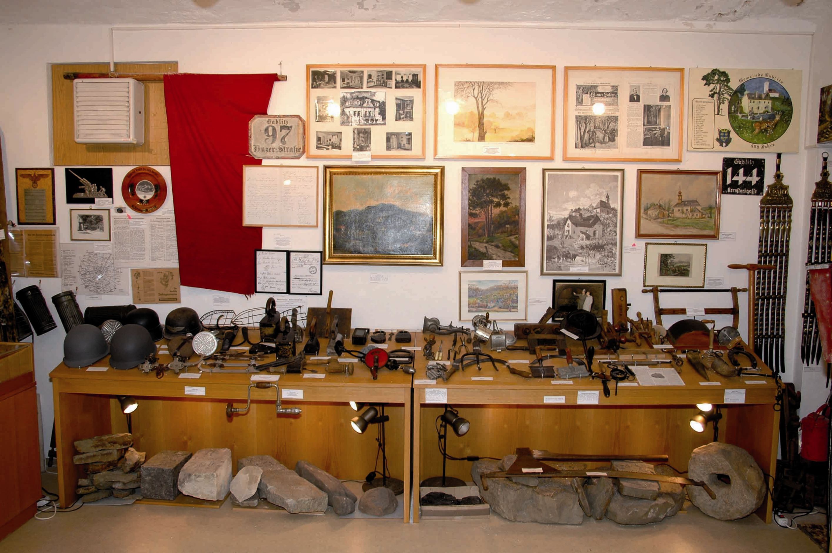 Ausstellung im Heimatmuseum Gablitz mit historischen Werkzeugen und Bildern.