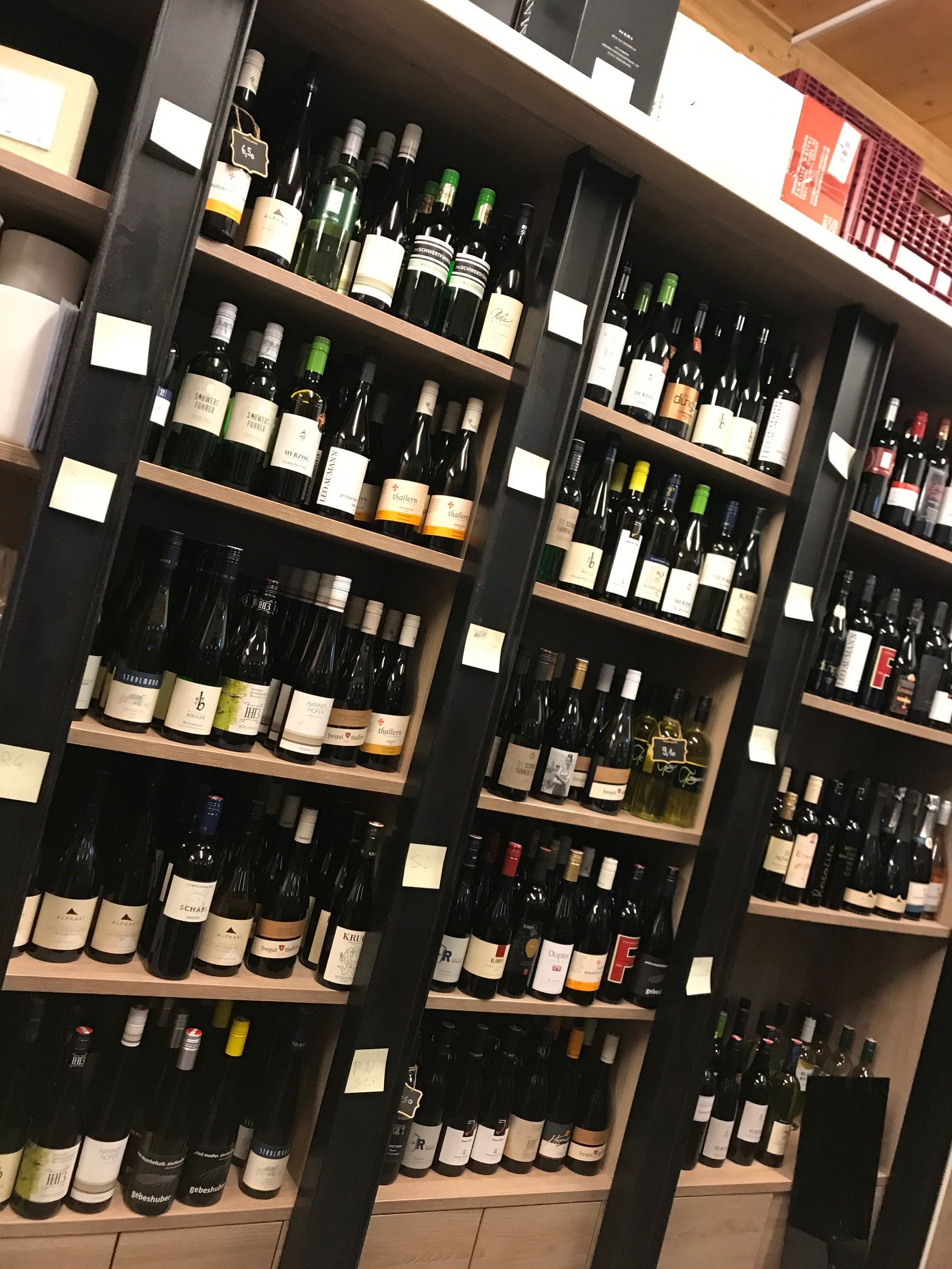 Regale mit verschiedenen Weinflaschen in einem Geschäft.