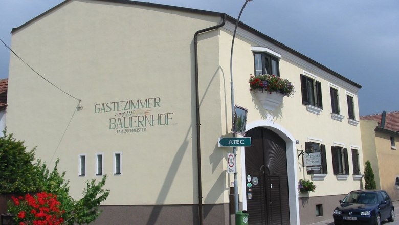 Ein Gästehaus mit der Aufschrift 'Gästezimmer am Bauernhof Fam. Zöchmeister'.