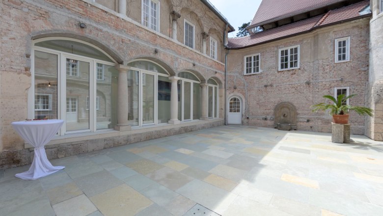 Der malerische Innenhof misst 110m² und kann für verschiedenste Events genutzt werden., © Schloss Schönau Management KG