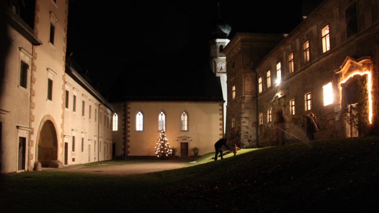 Weihnachtlich geschmückte Burg Neuhaus, © Christian Handl/LEADER Region Triestingtal