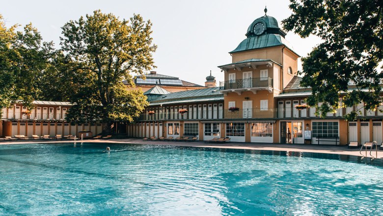 Surrounded by lush greenery and majestic trees, the V&ouml;slau thermal spa invites you to spend relaxing hours. The glistening water of the pool reflects the warm rays of the sun and creates an inviting atmosphere for relaxation and enjoyment.