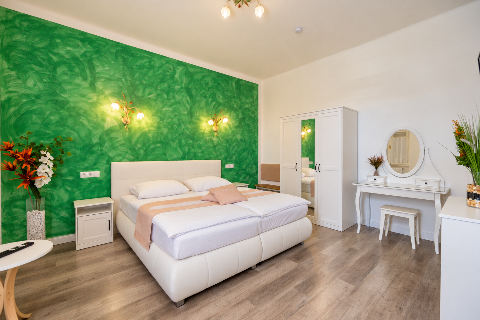 Apartment_Elsa_01_Schlafzimmer_Gruen_Hauptzimmer