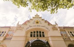 Das beeindruckende Stadttheater Berndorf strahlt eine einladende Atmosphäre aus, umgeben von üppigem Grün und historischen Details. Hier treffen sich Kultur und Natur, um unvergessliche Erlebnisse während des Theaterfests zu schaffen.