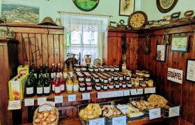 Verkaufsraum mit regionalen Produkten wie Marmeladen, S&auml;ften und Kartoffeln.
