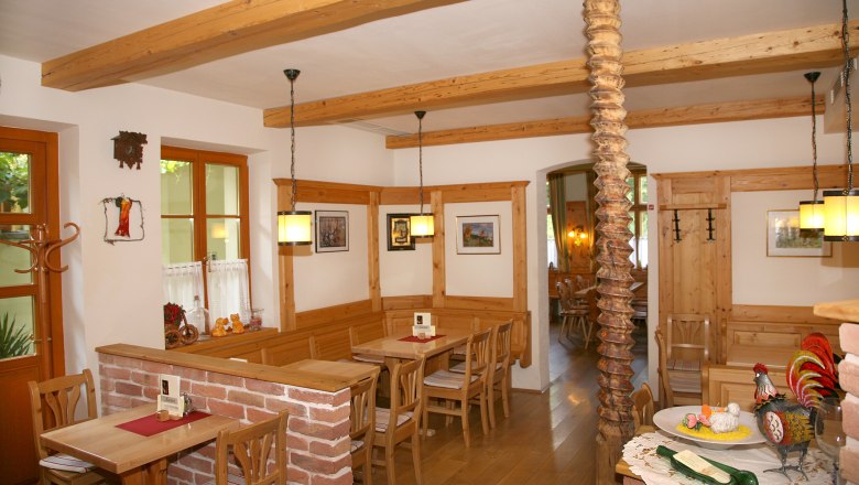 Gem&uuml;tliche Gaststube mit Holzm&ouml;beln und Dekorationen.