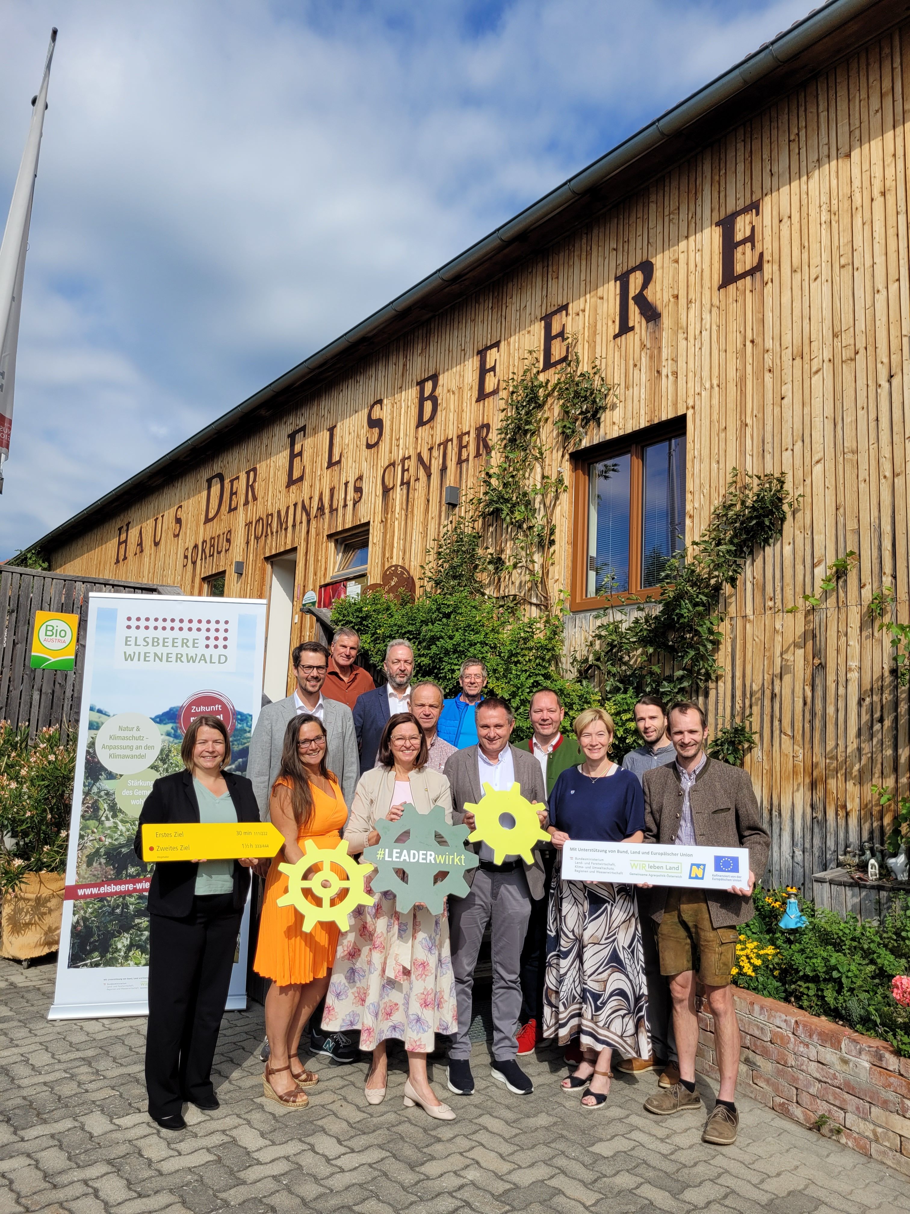 Gruppenfoto der LEADERwirktTour im Haus der Elsbeere vor dem Haus der Elsbeere in Michelbach