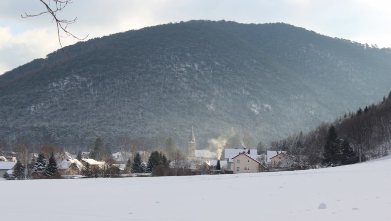 View from the courtyard in winter, &copy; Familie Reischer