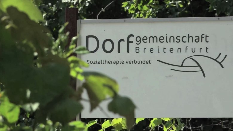 Sign of the Breitenfurt village community with the slogan 'Social therapy connects'.