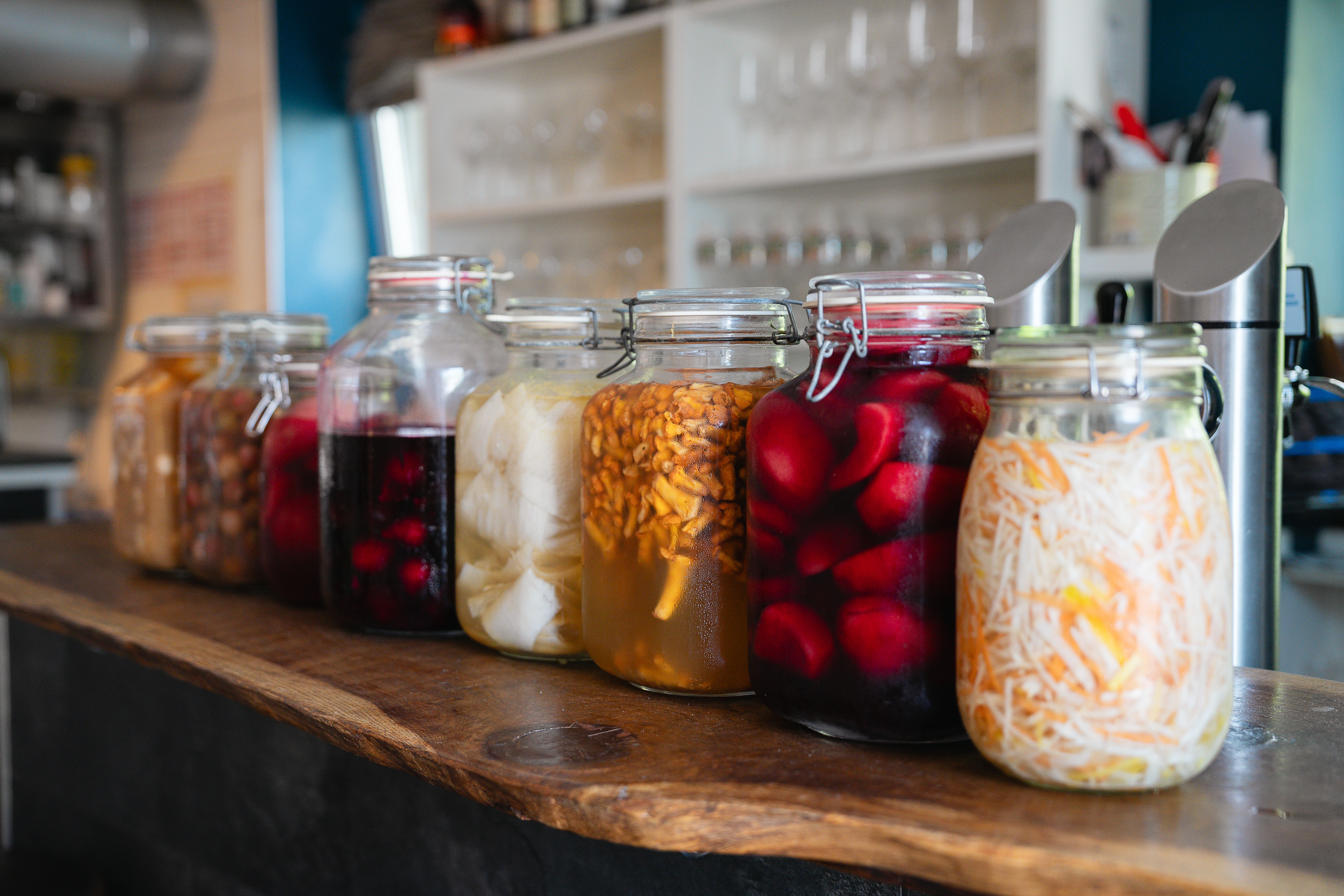 Hausgemachtes, eingelegtes Gemüse in stilvollen Gläsern, ein Beispiel für die Fermentationstechniken im Allerley.