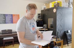 Matthias Schorn blättert in einem  Buch.