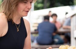 Hüttenwirtin Katja Kühmayer höchst persönlich beim Servieren