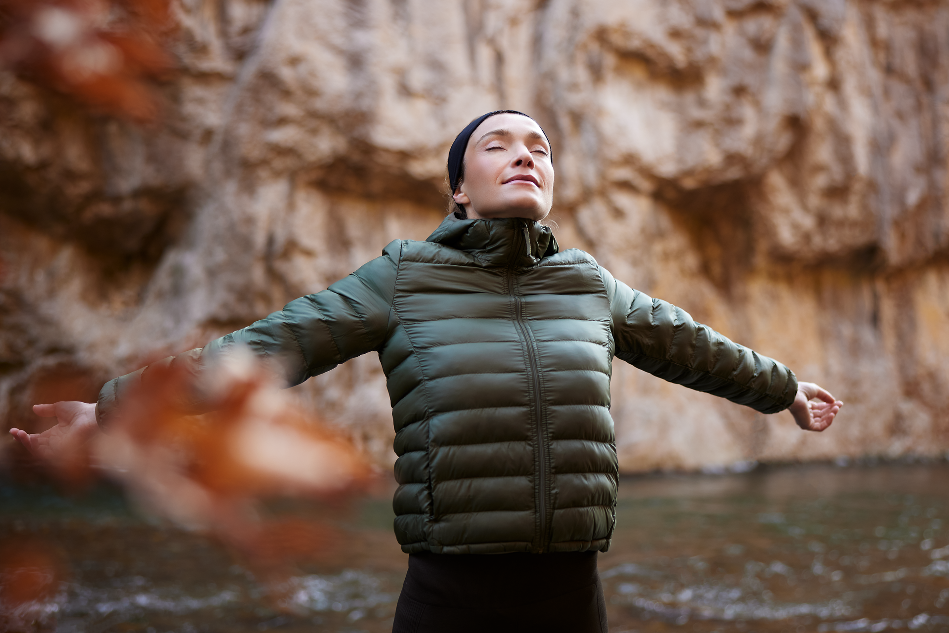 Inmitten der majestätischen Natur atmet eine Person tief ein und genießt den Moment der Ruhe. Umgeben von beeindruckenden Felsen und dem sanften Plätschern des Wassers, strahlt die Szenerie eine harmonische Gelassenheit aus. Diese Oase der Entspannung lädt dazu ein, die Seele baumeln zu lassen und die Schönheit der Umgebung zu erleben.