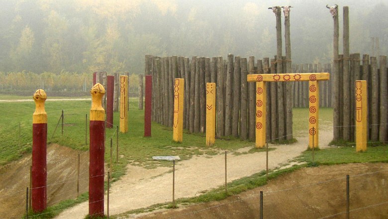 Reconstruction of a Neolithic circular ditch on the Heldenberg, &copy; Wolfgang Glock/Wikimedia Commons