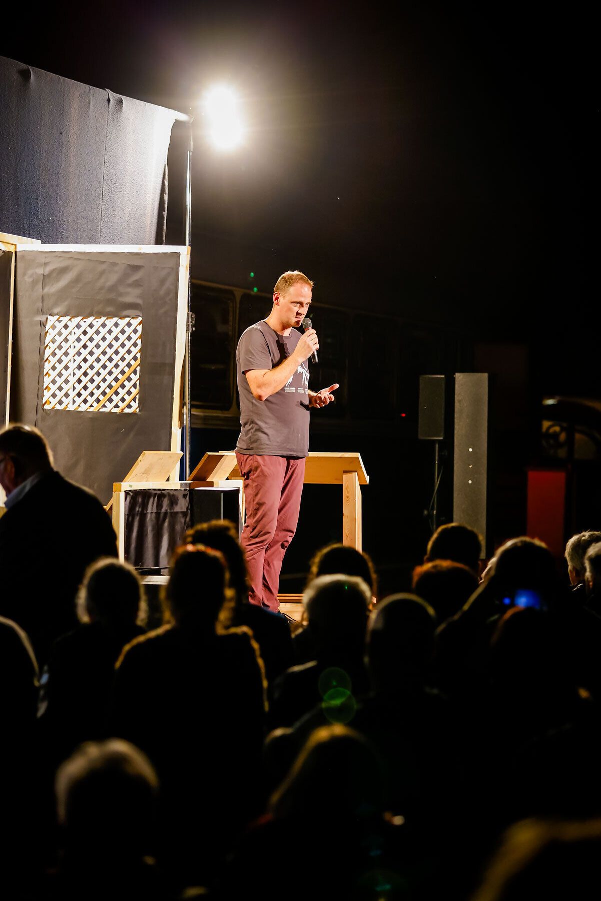 Ein stimmungsvolles Event am Kulturbahnhof Altenmarkt zieht die Besucher in seinen Bann. Die warme Abendluft ist erfüllt von Musik und fröhlichem Lachen, während die Zuschauer gebannt den Darbietungen lauschen. Ein unvergesslicher Sommerabend, der die Herzen der Menschen verbindet.