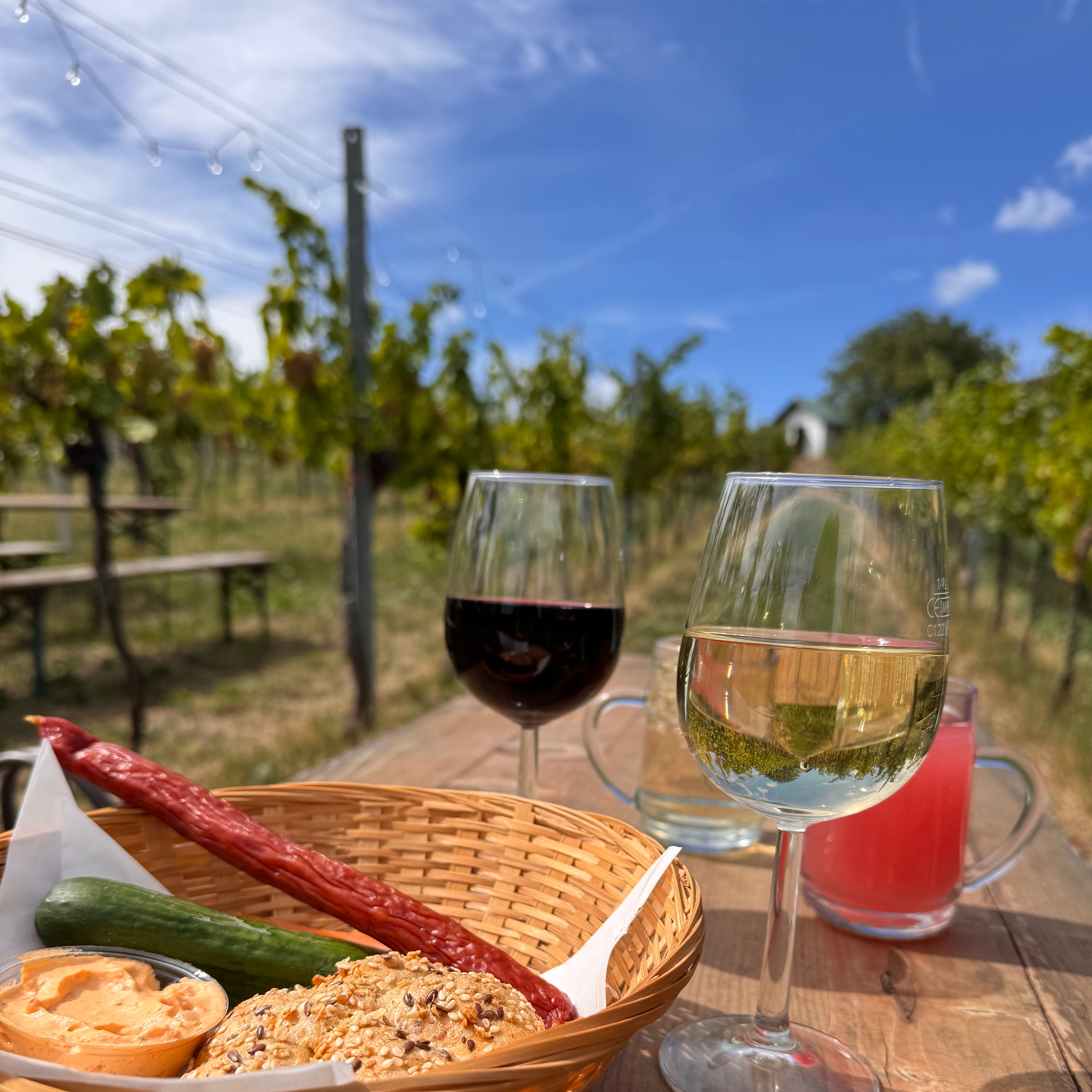 Kulinarische Köstlichkeiten und Wein auf der Genussmeile