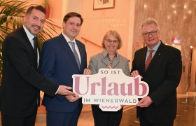 Mag. Michael Wollinger (GF Wienerwald Tourismus), BGM DI Stefan Szirucsek (Vorsitzender Generalversammlung), Mag. Irene Moser (Aufsichtsratsvorsitzende), LAbg. Christoph Kainz , © Wienerwald Tourismus/Baden Media