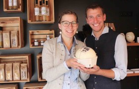 Bernadette und Johannes im Bio Hofladen am Obermaierho, &copy; Obermaierhof