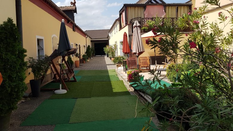 Hof Richtung Tor, &copy; Biohof Resch