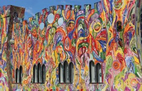 Bunt bemalte Fassade eines Museums mit Burg-Design.