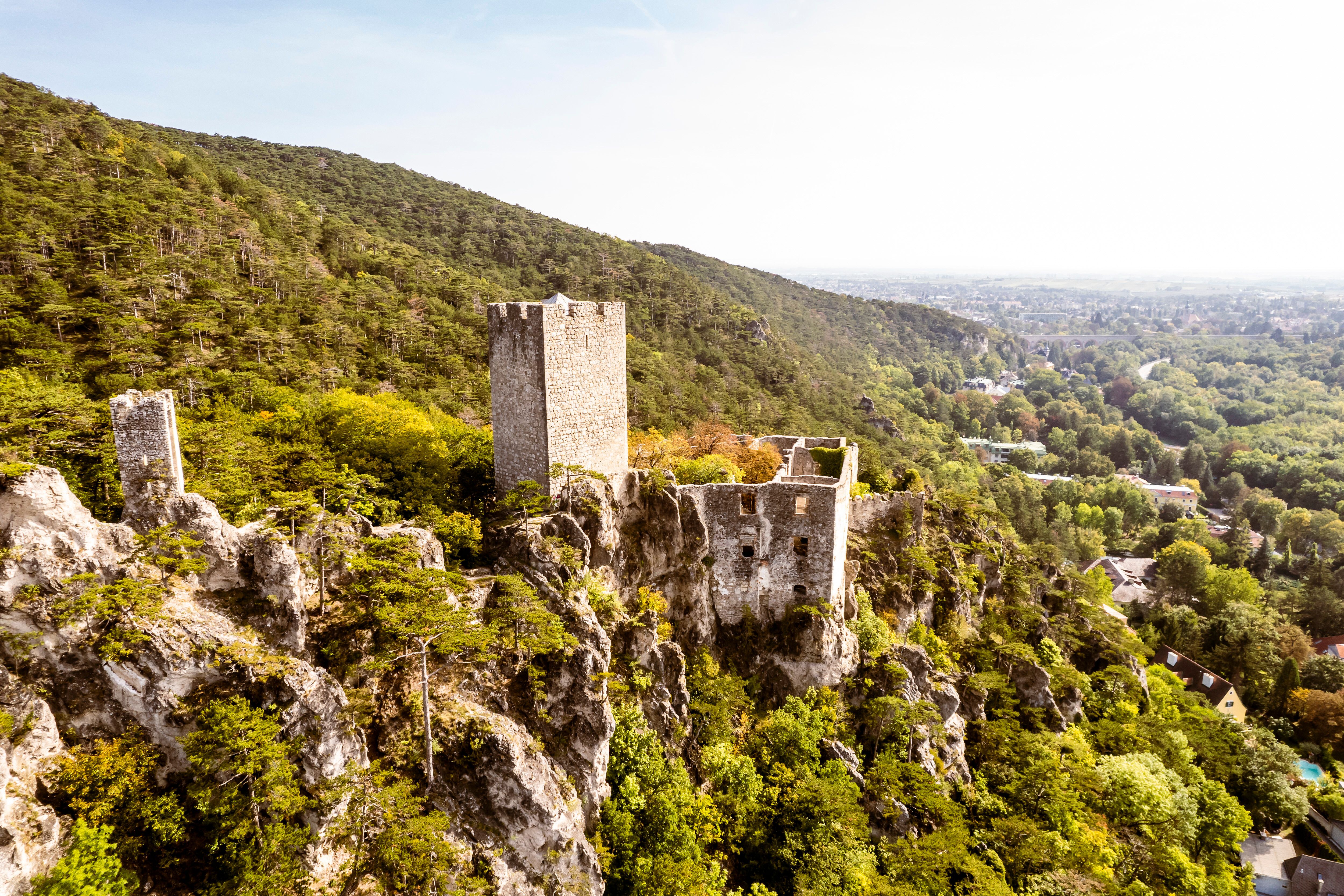Die majestätischen Ruinen thronen hoch oben auf den Felsen und bieten einen atemberaubenden Blick auf die umliegende grüne Landschaft. Umgeben von dichten Wäldern und sanften Hügeln, lädt dieser Ort dazu ein, die Ruhe der Natur zu genießen und die Geschichte der Region zu erkunden.
