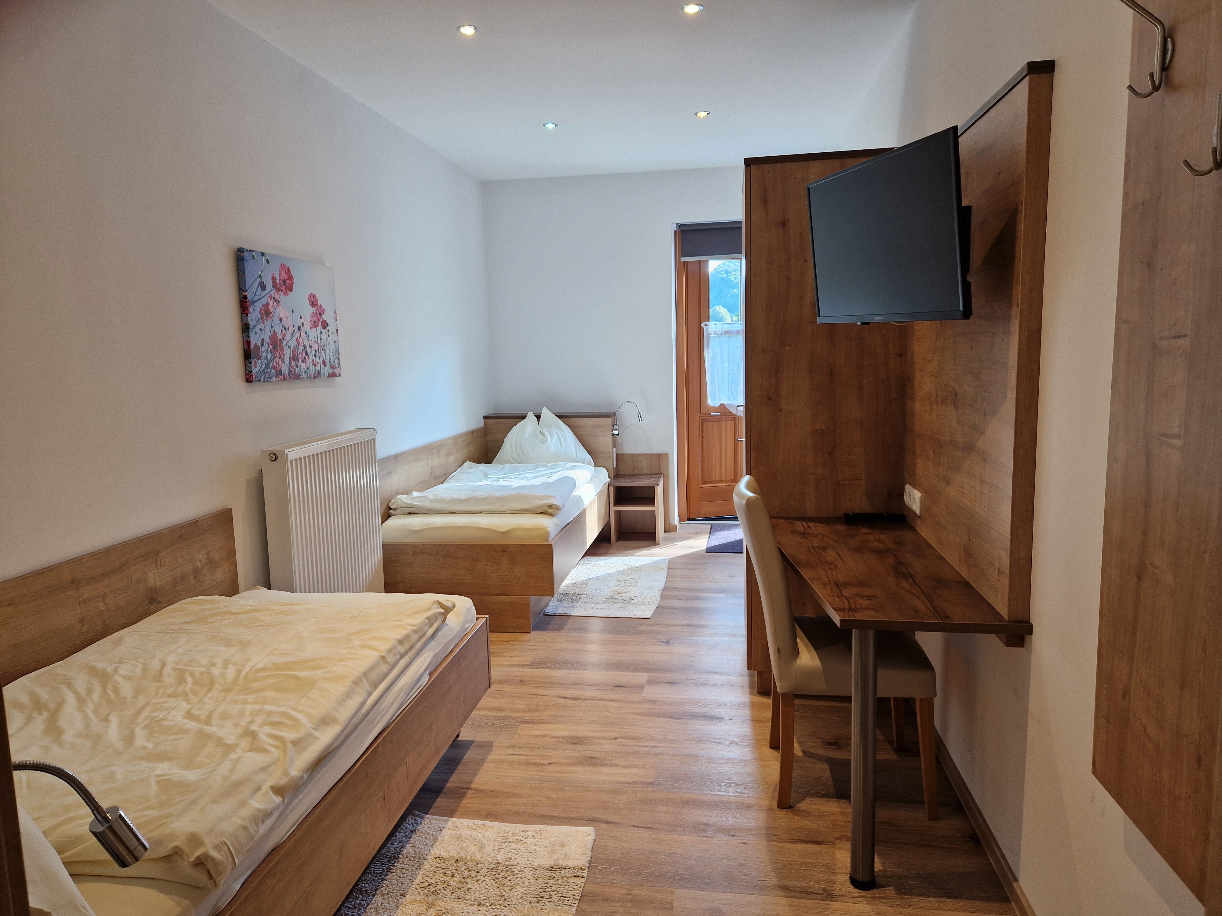 modern renoviertes Doppelzimmer mit 2 Einzelbetten