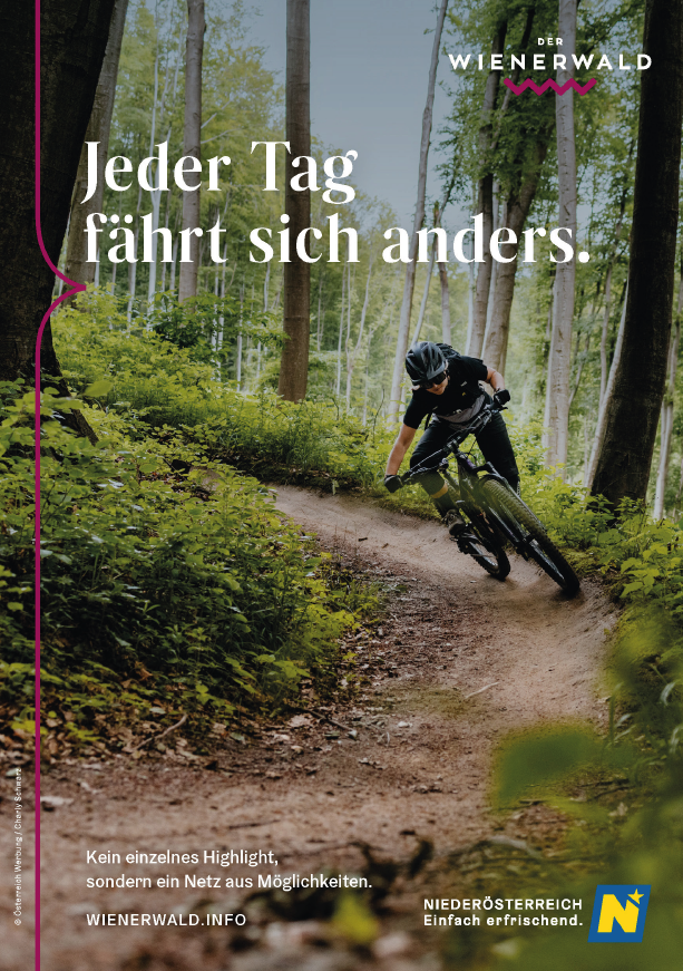 Mountainbikerin fährt auf einem Trail im Wienerwald. Slogan Jeder Tag fährt sich anders.