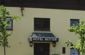 Fassade eines Gebäudes mit dem Schild 'Hotel Butter'.