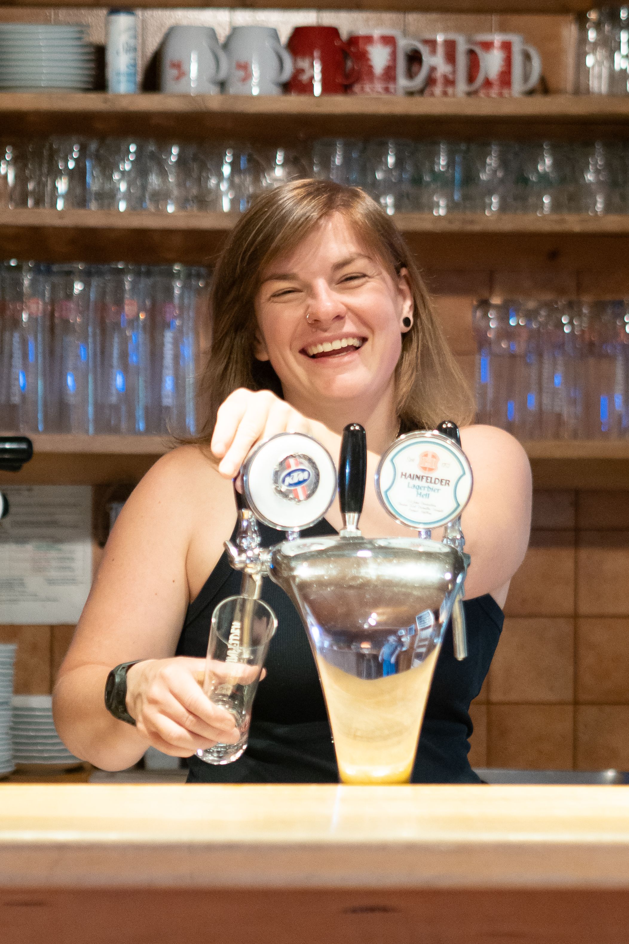 Katja Kühmayer beim Bier zapfen