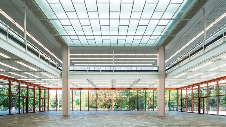 Innenansicht des Belvedere 21 mit großer Glasdecke und Fensterfront.