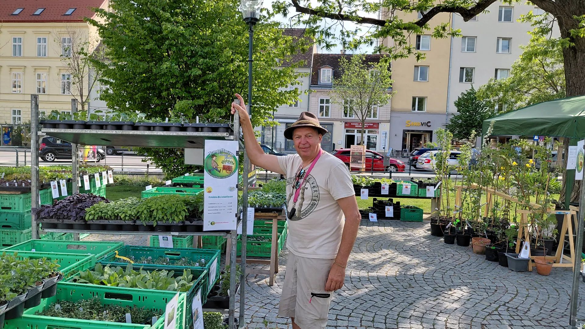 Mit seltenen Obst- und Beerensorten wartet Dirk Dombrowski am Badener Josefsplatz auf.