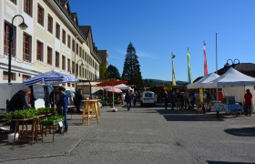 Bio Bauernmarkt am Rathausplatz, © Stadtgemeinde Pressbaum